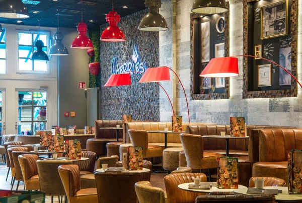 Altes-fass-recycelt-eiscafe-cherries