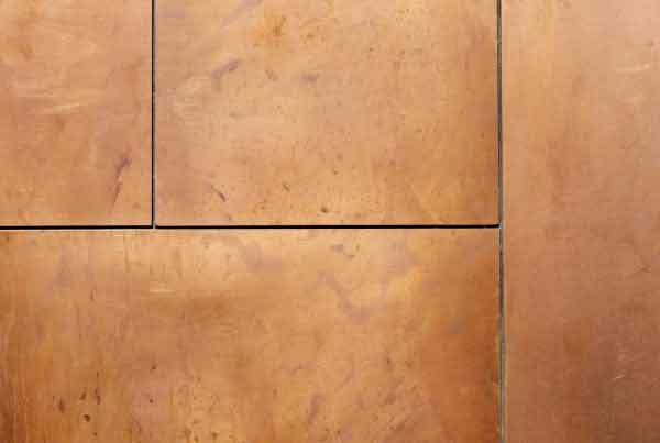 wandpaneele-metall-kupfer-oxidiert-mit-patina-plattenbau-g