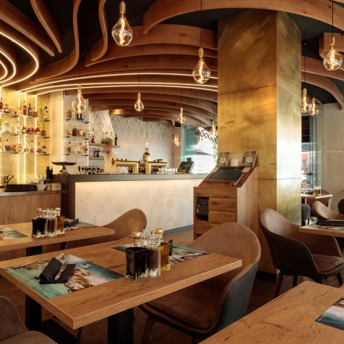 wandgestaltung-restaurant-in-muenchen-wandpaneele-aus-messing