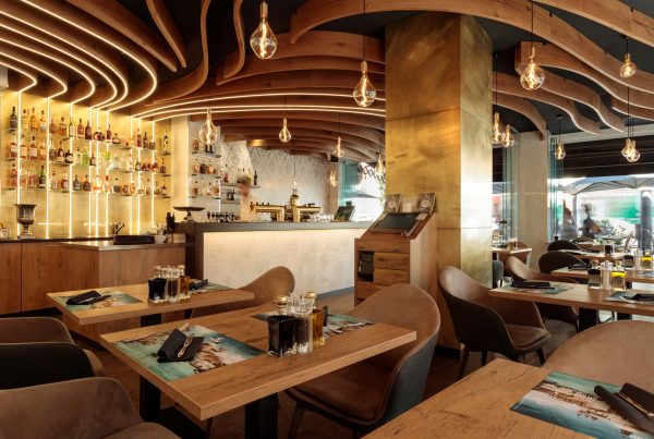 wandgestaltung-restaurant-in-muenchen-wandpaneele-aus-messing
