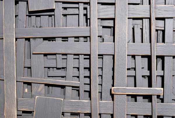 wandpaneele-holz-eukalyptus-lasiert-locked-forever-schwarz