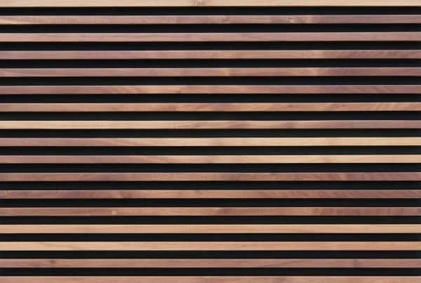 wandpaneele-holz-nussbaum-gewachst-parallelwelten-braun