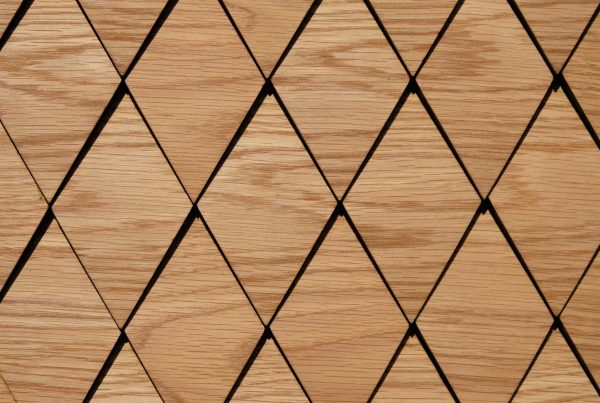wandpaneele-holzfurnier-eiche-furniert-dicht-gestaffelt-beige