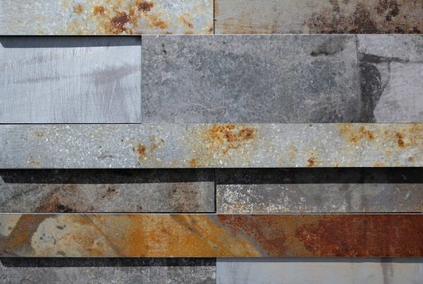 wandpaneele-metall-zink-oxidiert-gut-gezinkt-silber-rost