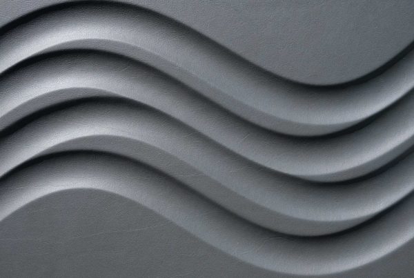 wandpaneele-mix-mit-leder-bezogen-meeralpen-grau