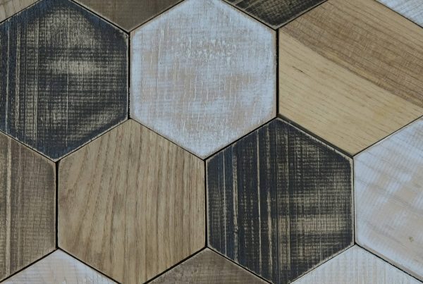 wandpaneele-holz-pinie-eiche-und-kastanie-hexagon-light