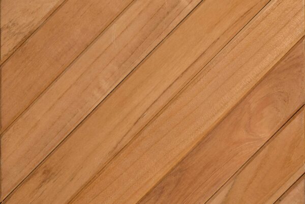 wandpaneele-holz-teak-recycelt-schraeger-typ-front