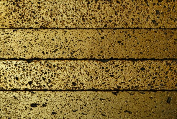 wandpaneele-keramik-lavastein-mit-blattgold-saturn-rock