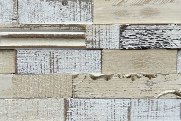wandpaneele-holz-kastanie-recycelt-mit-ornamenten-weisse-ware