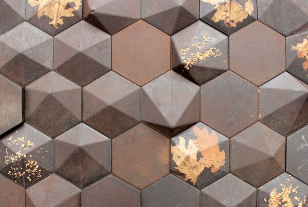 wandpaneele-mix-kaffeesatz-blaetter-hexagon-herbst-kaffee