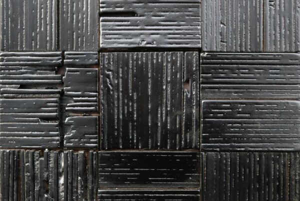 wandpaneele-holz-pinie-lackiert-kleinholz-schwarz