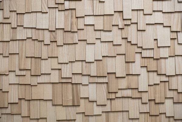 wandpaneele-holz-eiche-natur-kaskadenwand-hell