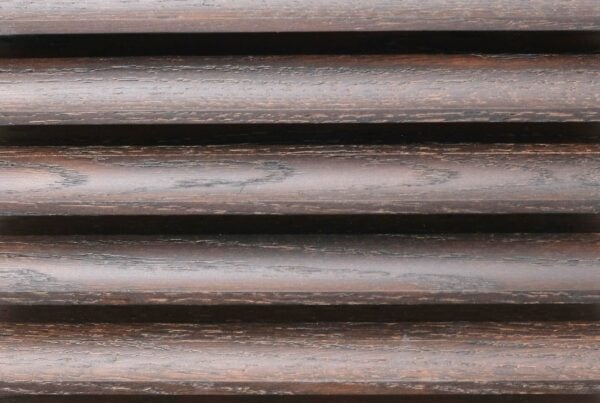 wandpaneele-holz-eiche-schwarze-piste-lackiert