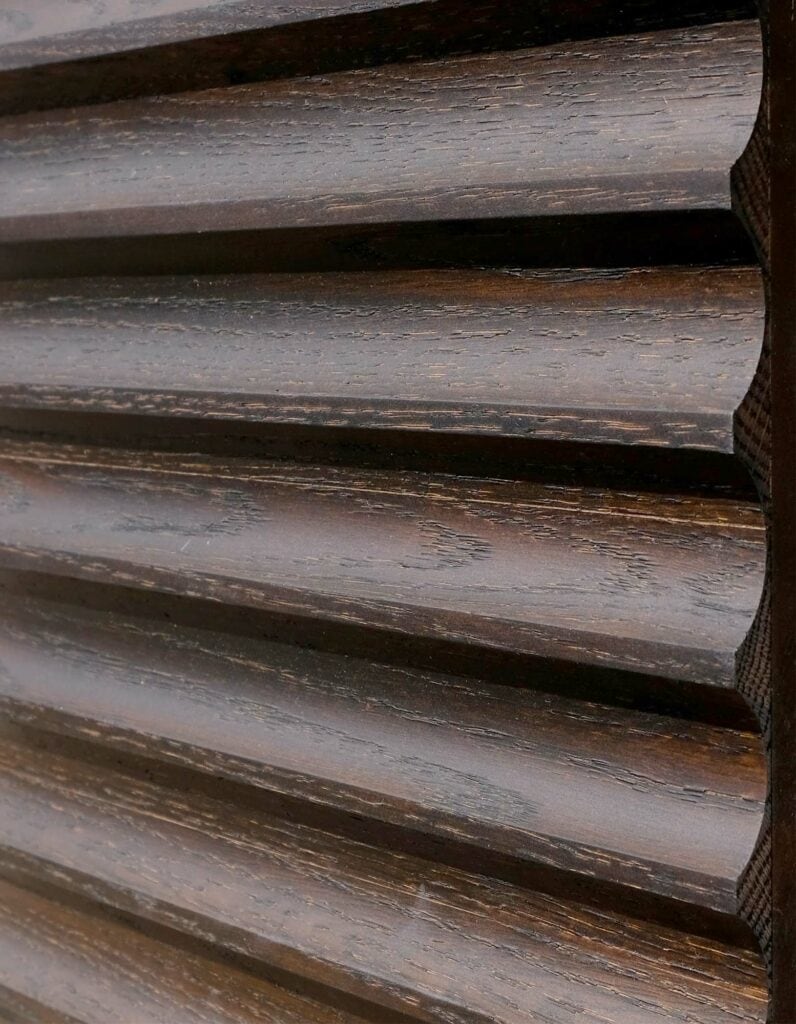 wandpaneele-holz-eiche-schwarze-piste-lackiert-seitlich
