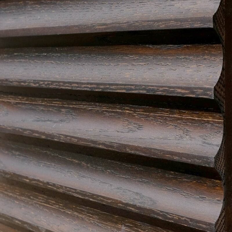wandpaneele-holz-eiche-schwarze-piste-lackiert-seitlich