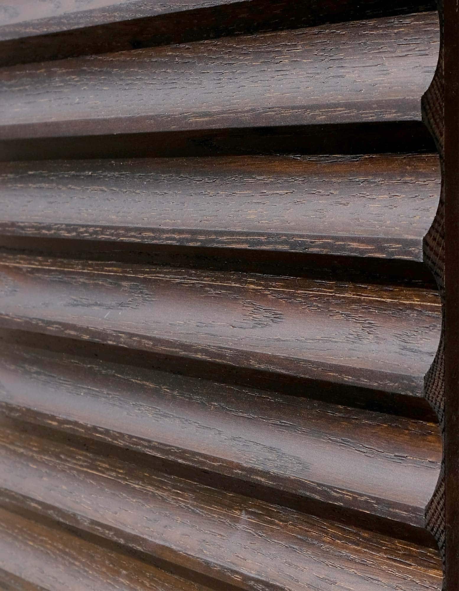 wandpaneele-holz-eiche-schwarze-piste-lackiert-seitlich
