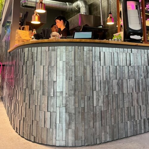 wandpaneele-impressionen-vertikal-metall-glanzvoll-an-der-theke
