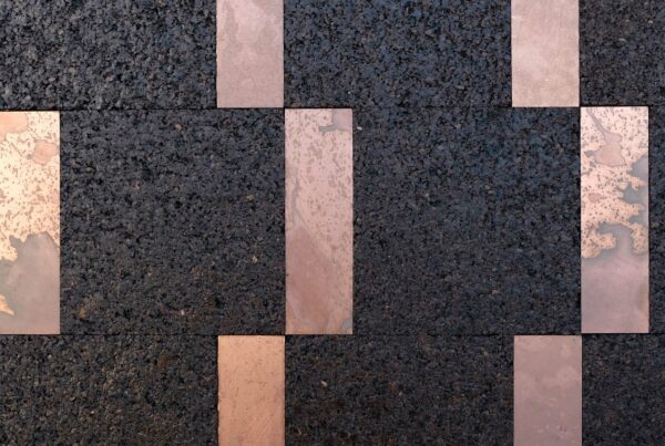 wandpaneele-material-mix-kork-und-kupfer-knapp-daneben